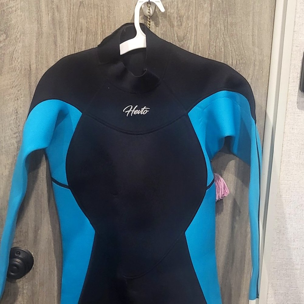 blue hevto wetsuit.